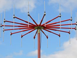 Red airfield antenna with dipoles